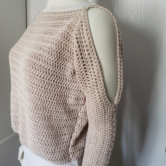 Cold shoulder Crochet top sweater - Picture 2 of 4